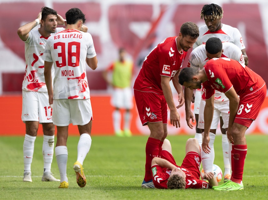Dominik Szoboszlai (l.) liegt nach der Tätlichkeit gegen Florian Kainz (am Boden) Rot.