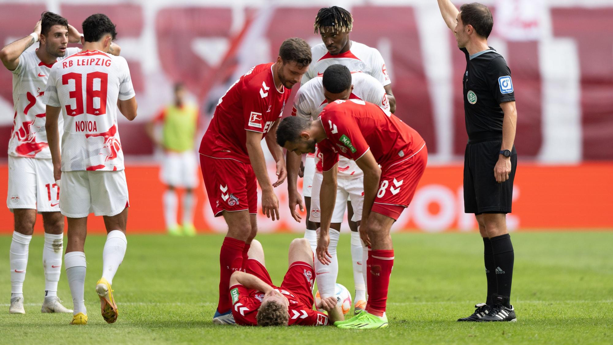 Dominik Szoboszlai (l.) liegt nach der Tätlichkeit gegen Florian Kainz (am Boden) Rot.