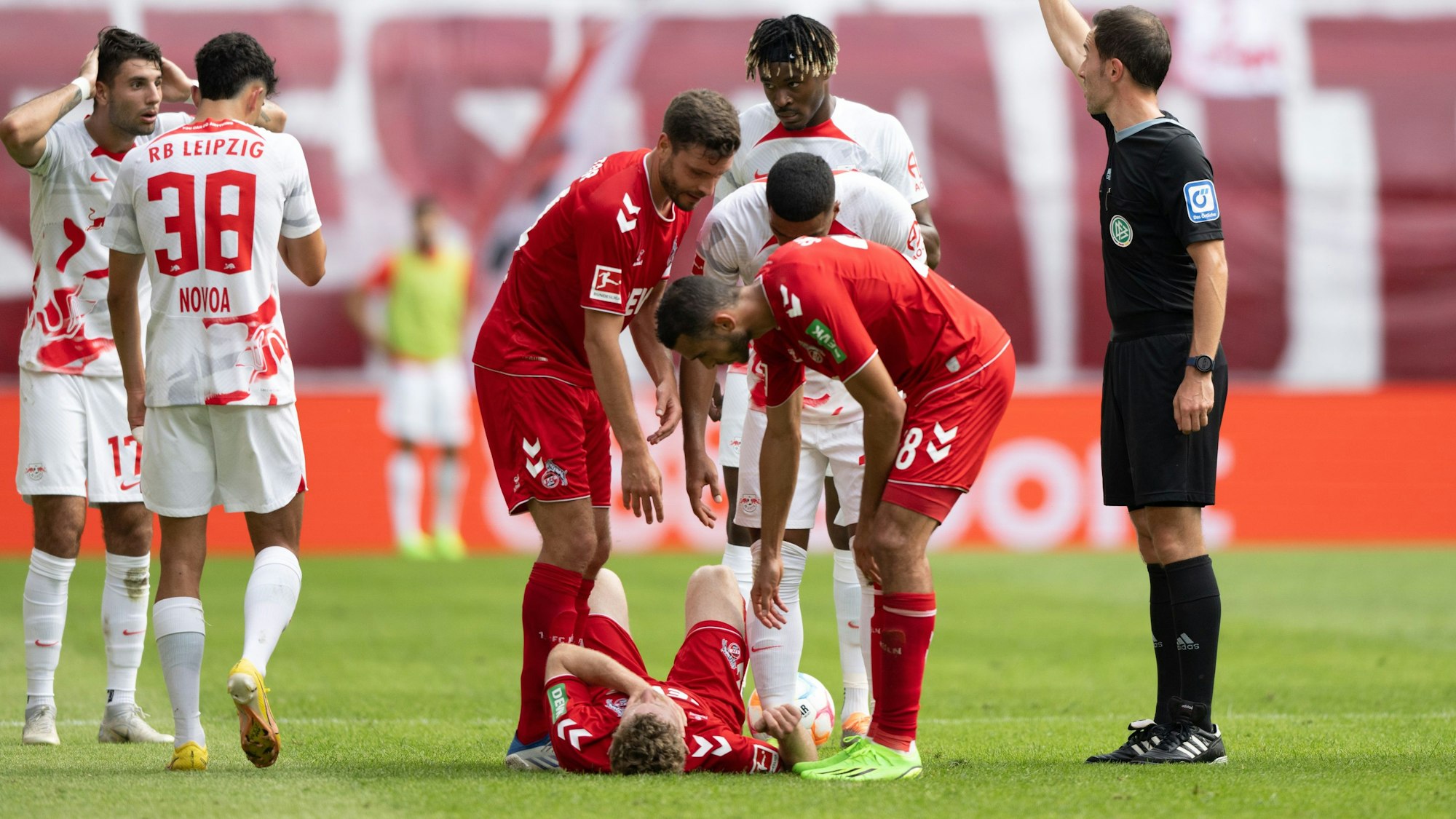 Dominik Szoboszlai (l.) liegt nach der Tätlichkeit gegen Florian Kainz (am Boden) Rot.