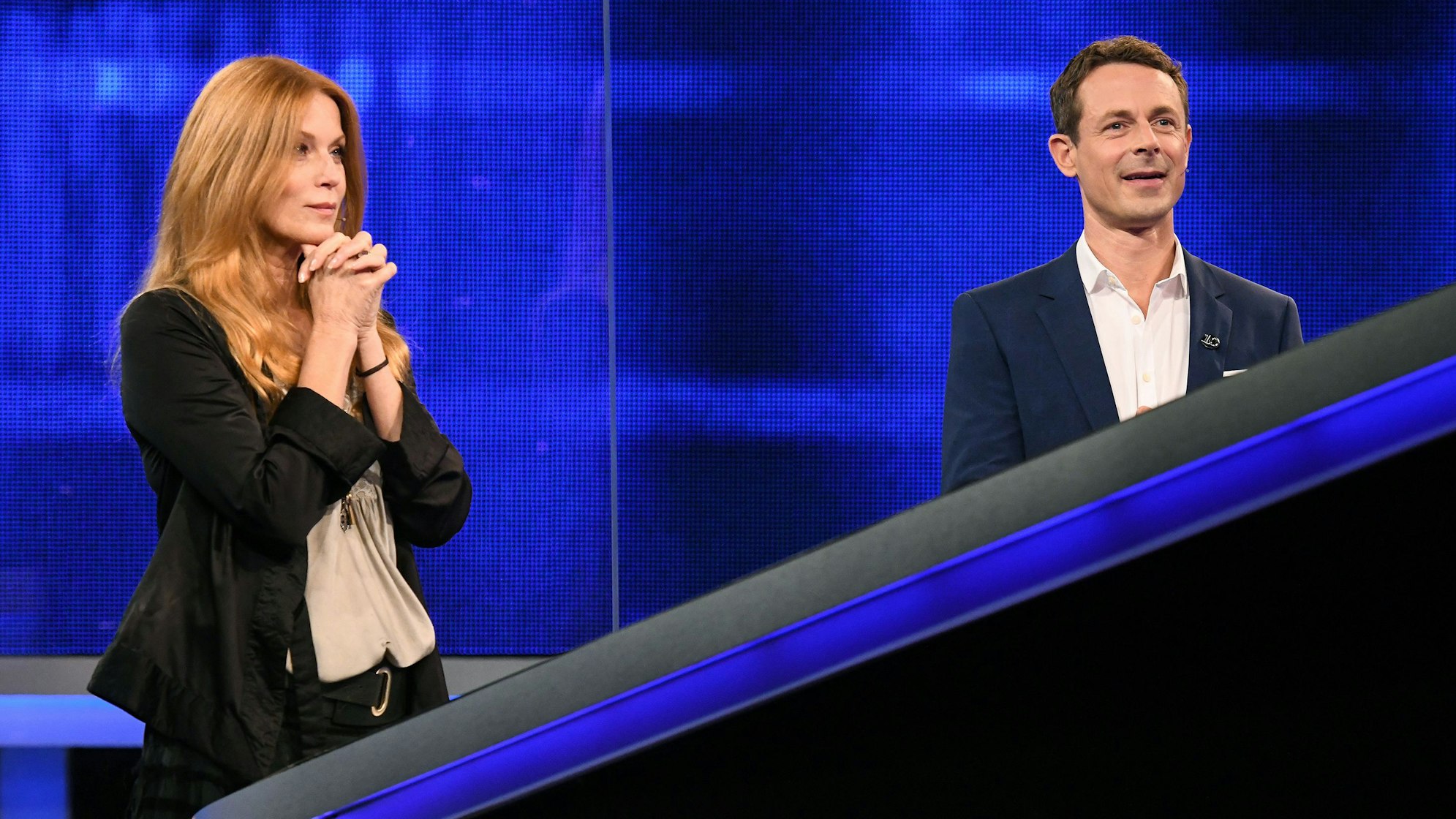 Esther Schweins und Moderator Alexander Bommes bei „Gefragt – Gejagt“