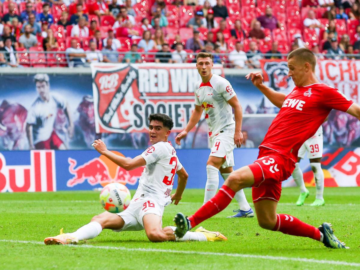 Florian Dietz trifft nach Hereingabe von Florian Kainz zum 1:1-Ausgleich (13. August 2022).