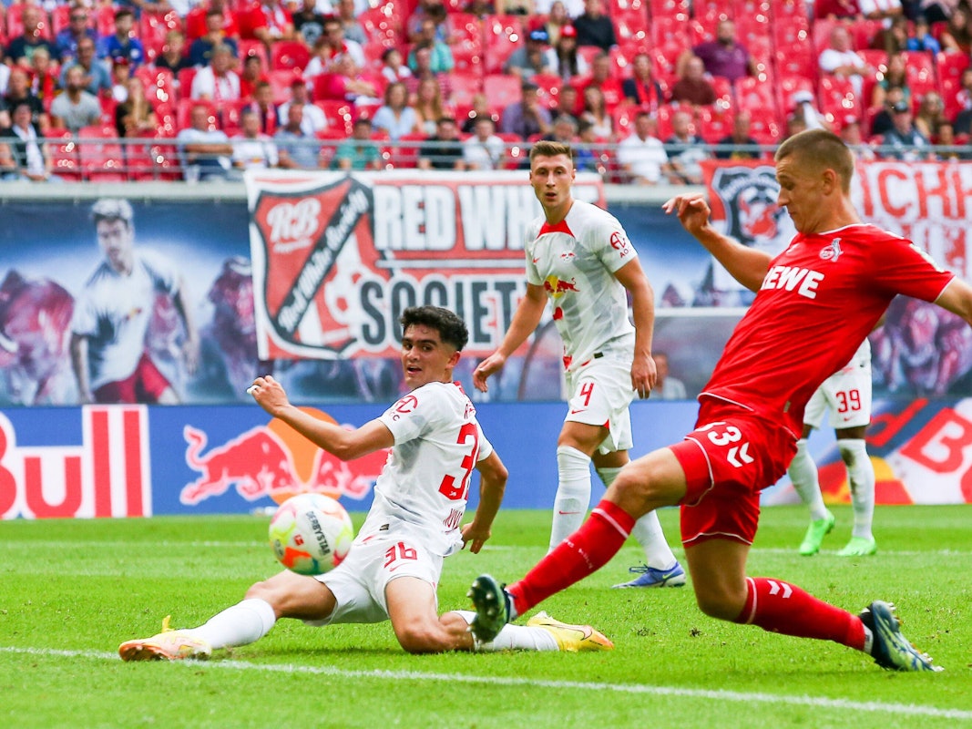 Florian Dietz trifft nach Hereingabe von Florian Kainz zum 1:1-Ausgleich (13. August 2022).