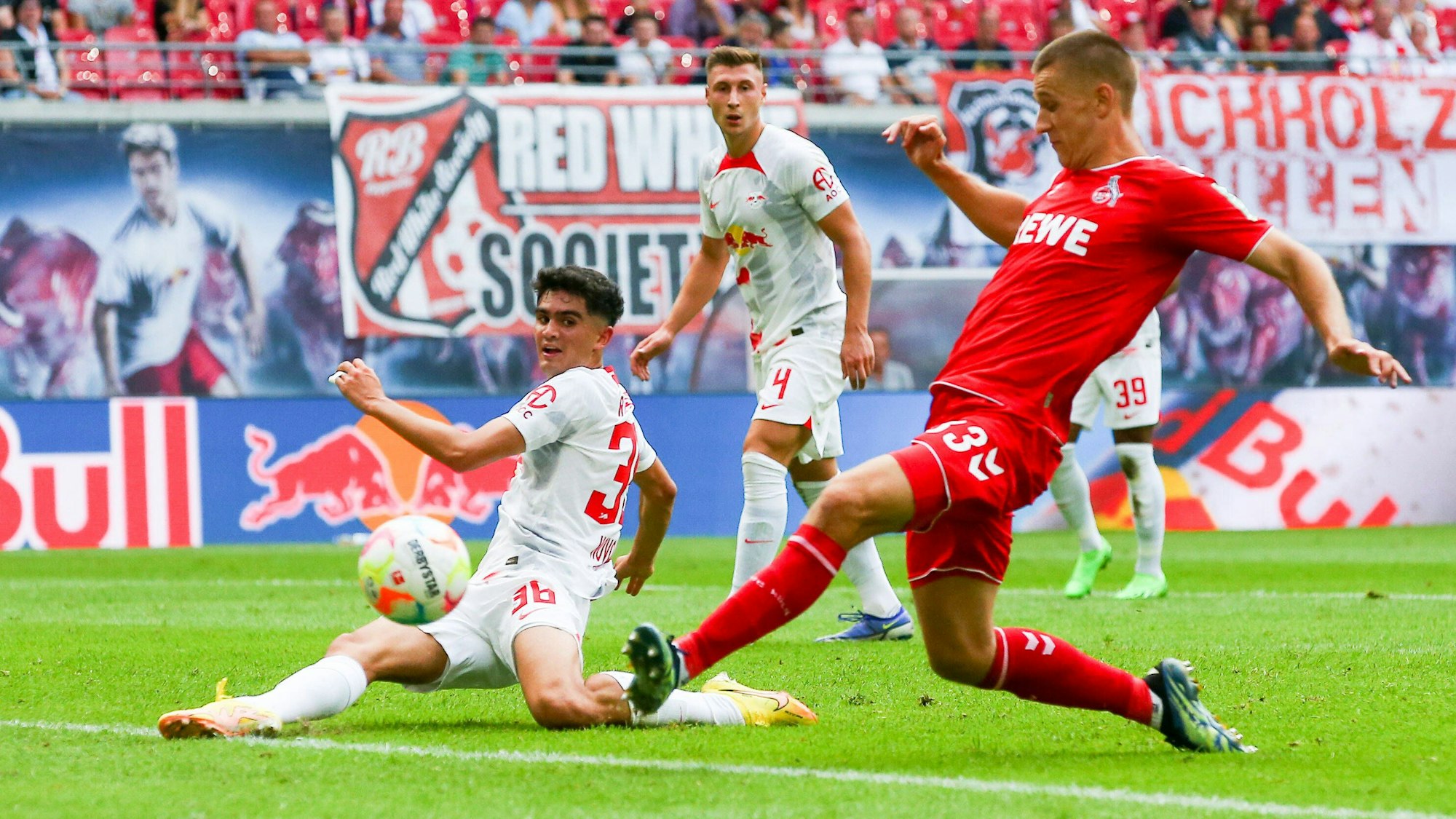 Florian Dietz trifft nach Hereingabe von Florian Kainz zum 1:1-Ausgleich (13. August 2022).