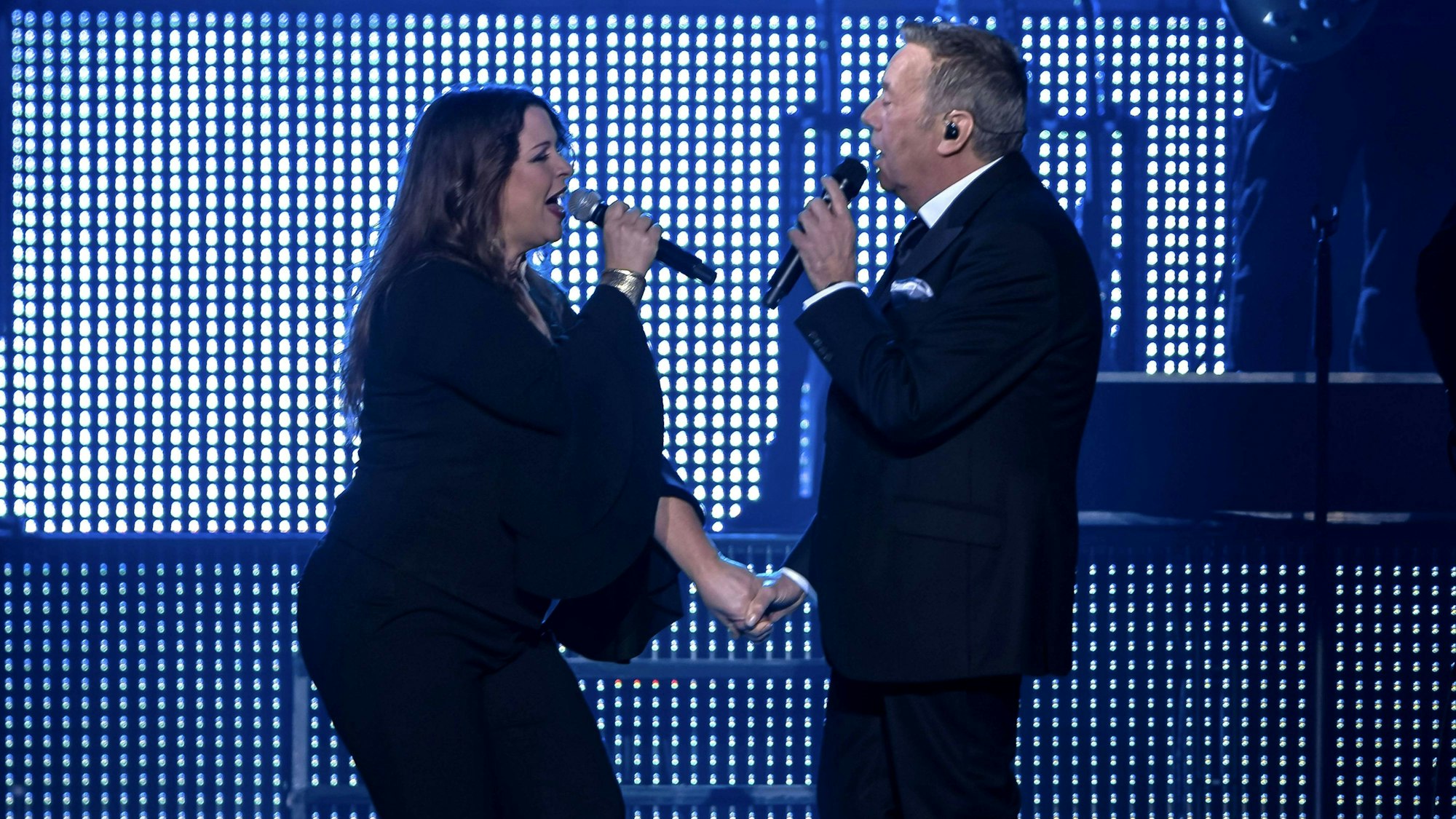 Roland Kaiser zusammen mit Christiane Eiben auf der Bühne.