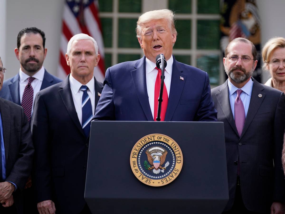 Donald Trump (Mitte), hier bei einer Pressekonferenz im Weißen Haus am 13. März 2020, hat mächtig Ärger am Hals. Laut einem US-Medienbericht soll einer seiner Anwälte falsche Angaben zu hochbrisanten Dokumenten gemacht haben.