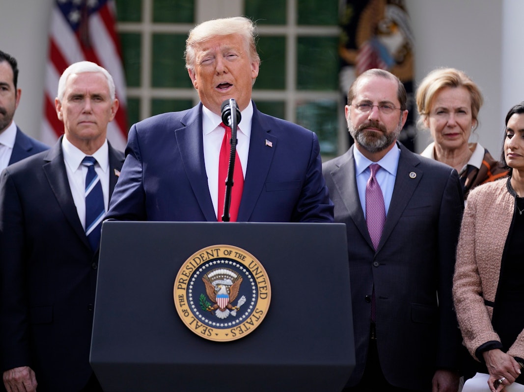 Donald Trump (Mitte), hier bei einer Pressekonferenz im Weißen Haus am 13. März 2020, hat mächtig Ärger am Hals. Laut einem US-Medienbericht soll einer seiner Anwälte falsche Angaben zu hochbrisanten Dokumenten gemacht haben.