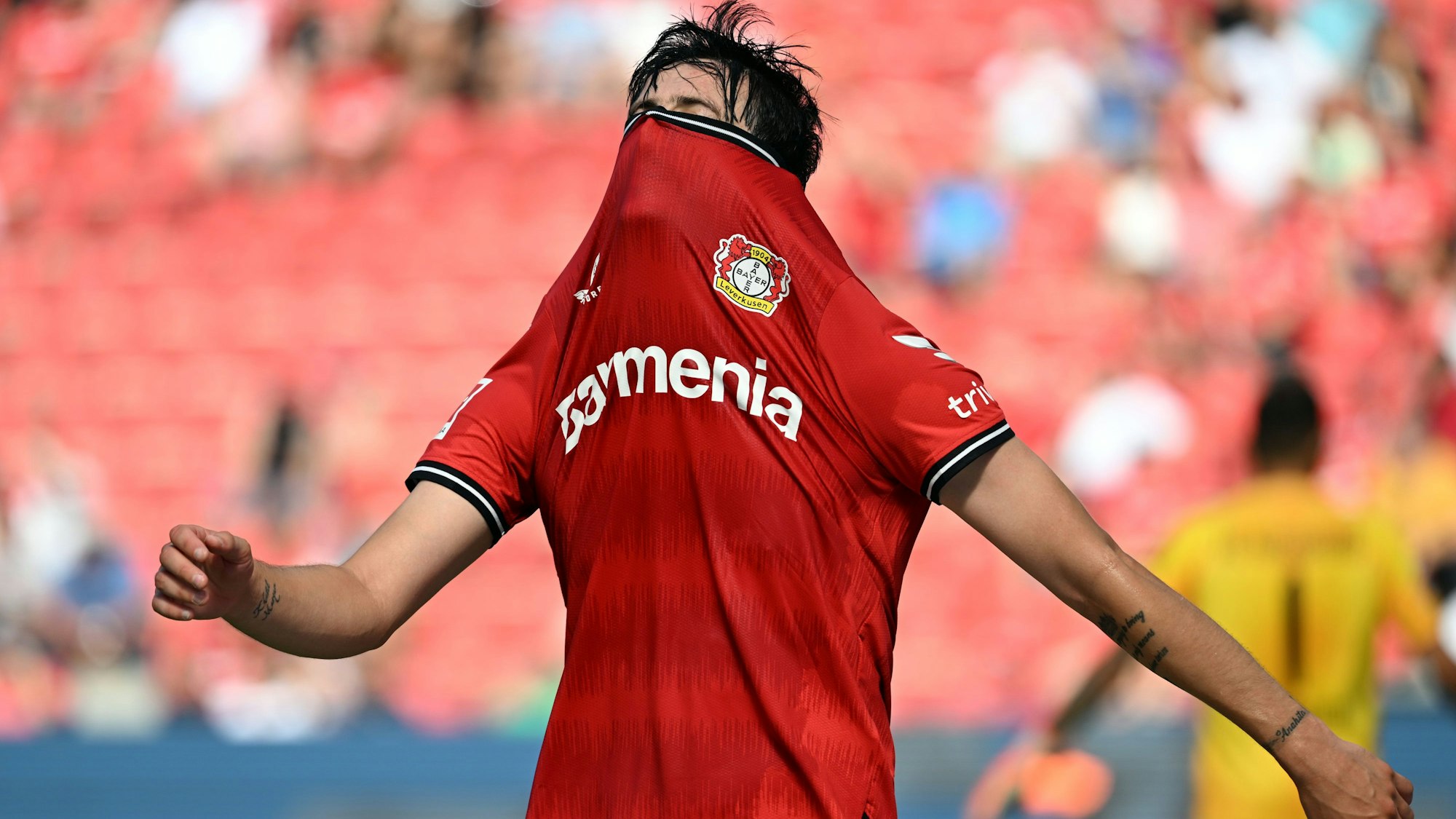 Sardar Azmoun zieht sich bei der Heim-Pleite von Bayer Leverkusen gegen den FC Augsburg enttäuscht das Trikot über das Gesicht.