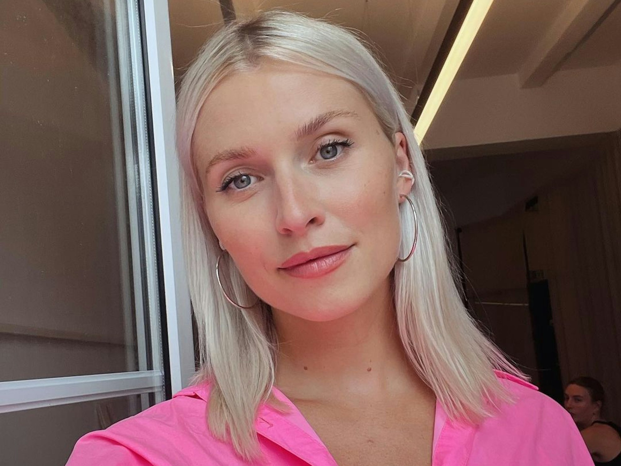 Lena Gercke, hier auf einem Instagram-Selfie vom August 2022, ist zum zweiten Mal schwanger und zeigt ihren Baby-Bauch.