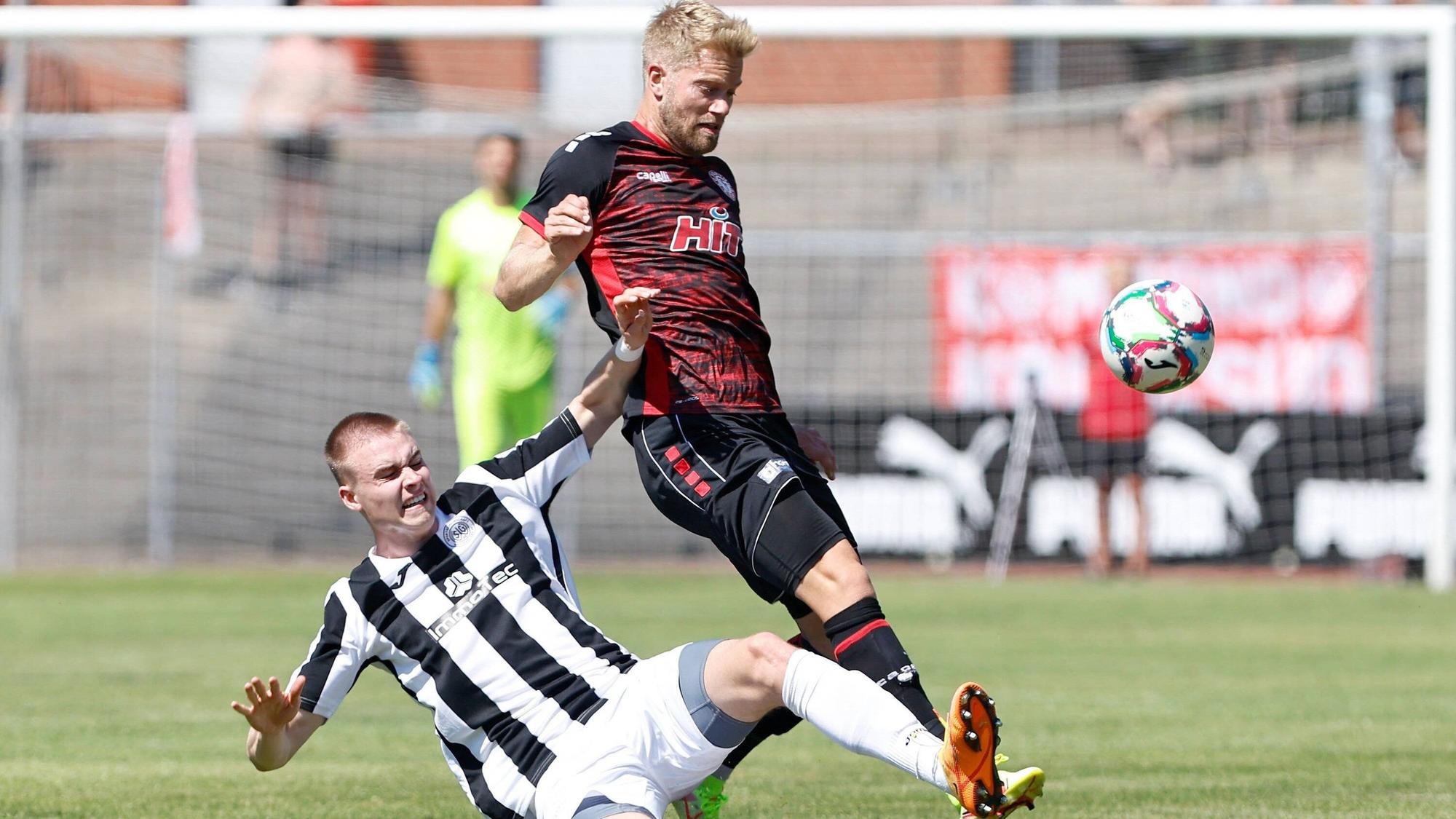 Tim Brdaric grätscht Fortuna Kölns Sascha Marquet den Ball vom Fuß.