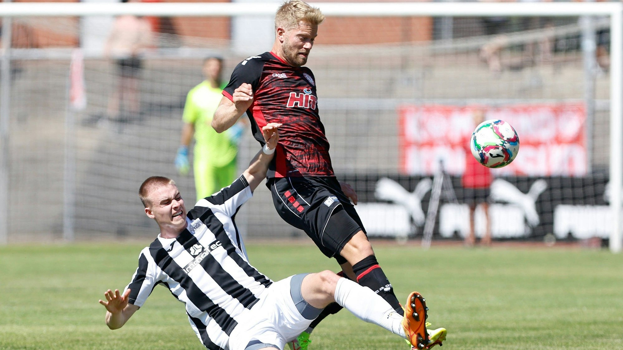 Tim Brdaric grätscht Fortuna Kölns Sascha Marquet den Ball vom Fuß.