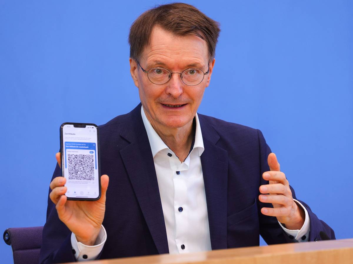 Bundesgesundheitsminister Karl Lauterbach (SPD) zeigt am Freitag (12. August) sein Impfzertifikat in die Kameras. Das bringt ihn nun in Erklärungsnot.