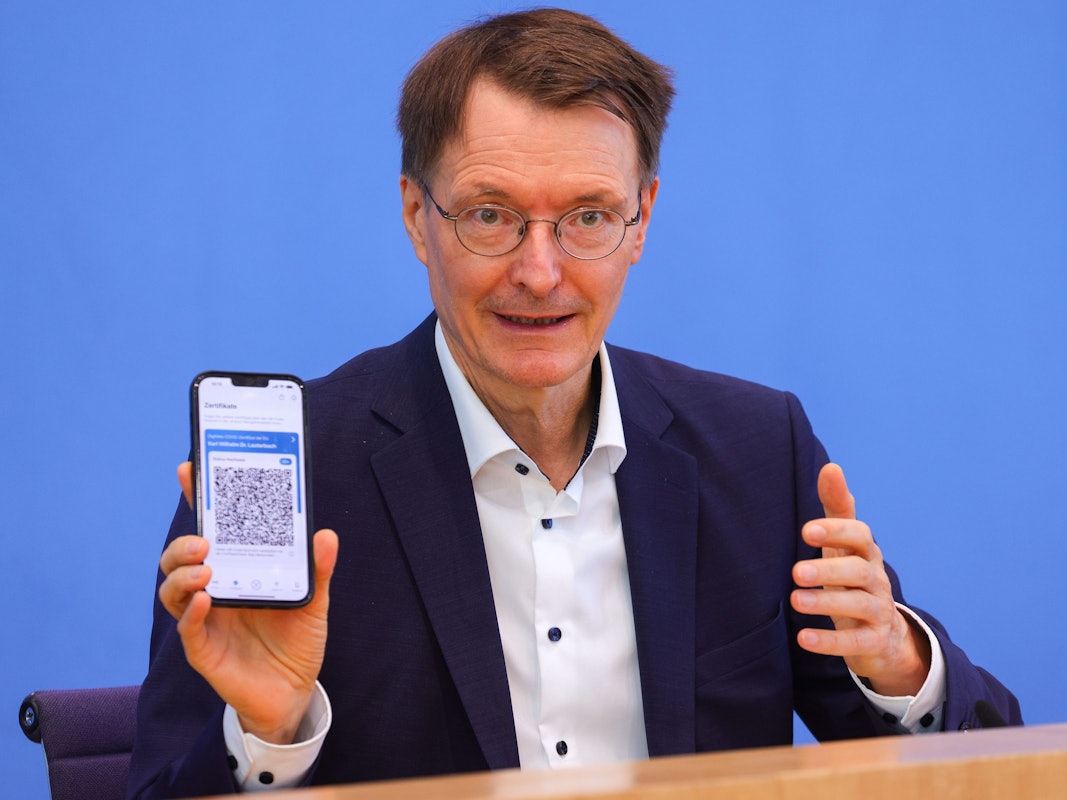 Bundesgesundheitsminister Karl Lauterbach (SPD) zeigt am Freitag (12. August) sein Impfzertifikat in die Kameras. Das bringt ihn nun in Erklärungsnot.