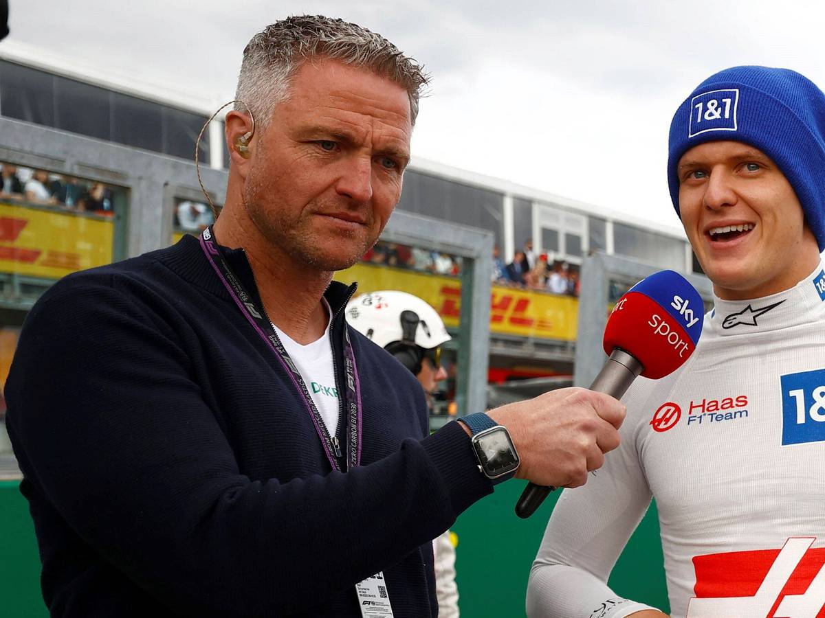 Ralf Schumacher hält Mick Schumacher im Interview ein Sky-Mikrofon hin.