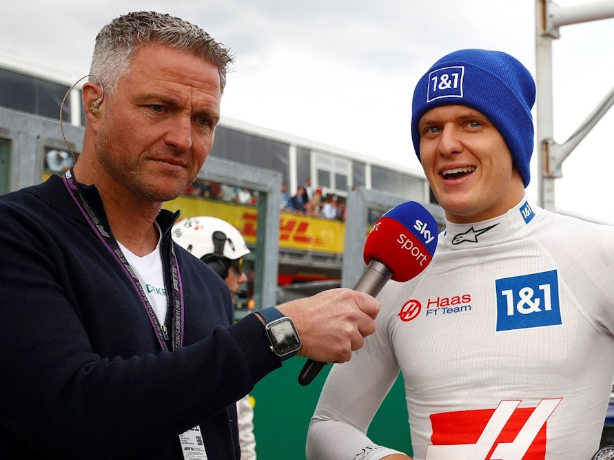 Ralf Schumacher hält Mick Schumacher im Interview ein Sky-Mikrofon hin.