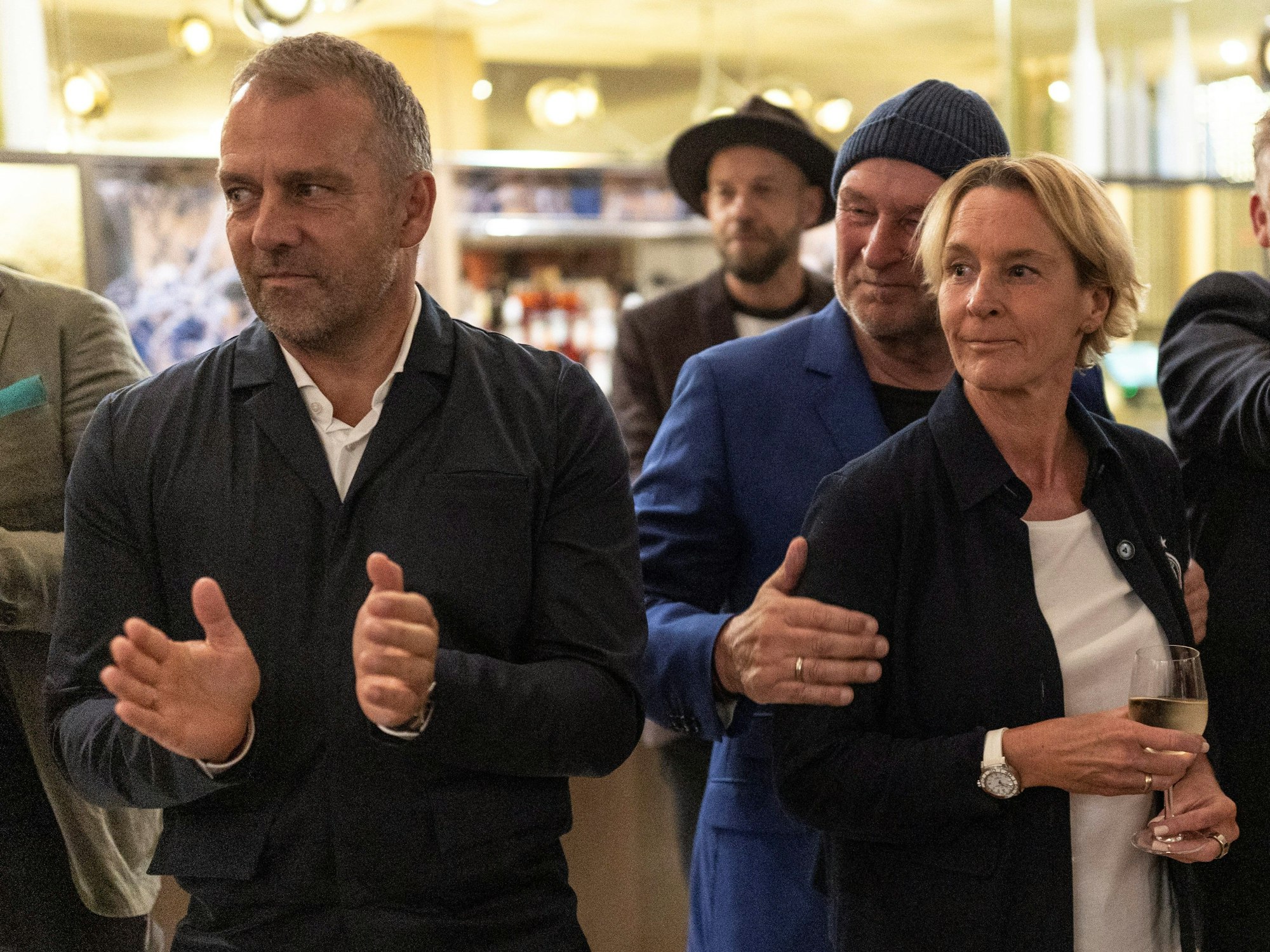 Deutschlands Bundestrainerin Martina Voss-Tecklenburg und Bundestrainer Hansi Flick nehmen nach dem Spiel am Bankett der deutschen Frauen-Nationalmannschaft teil.