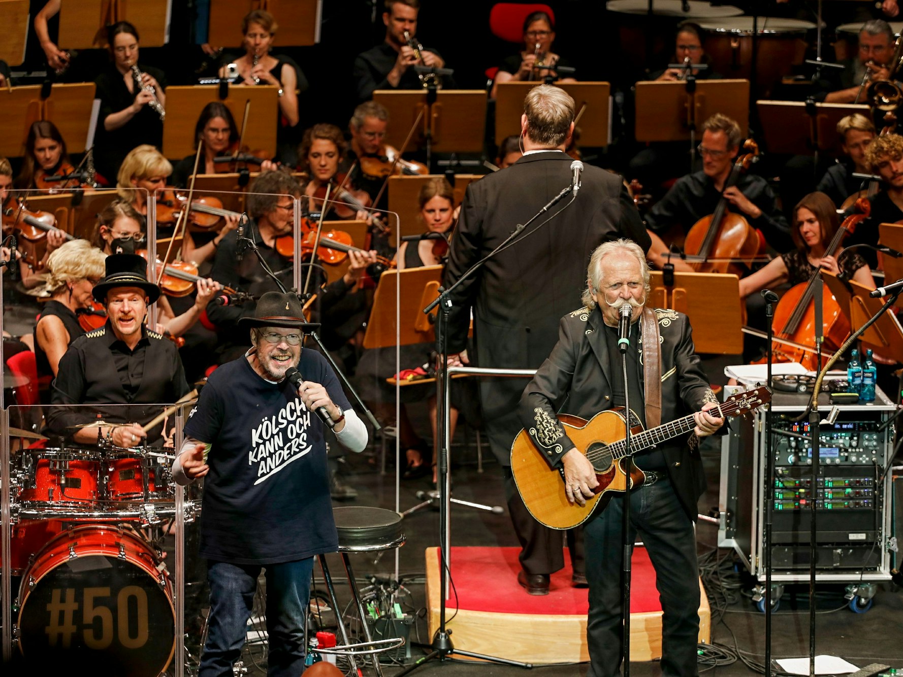 FM Willizil und Henning Krautmacher stehen auf der Bühne der Kölner Philharmonie.