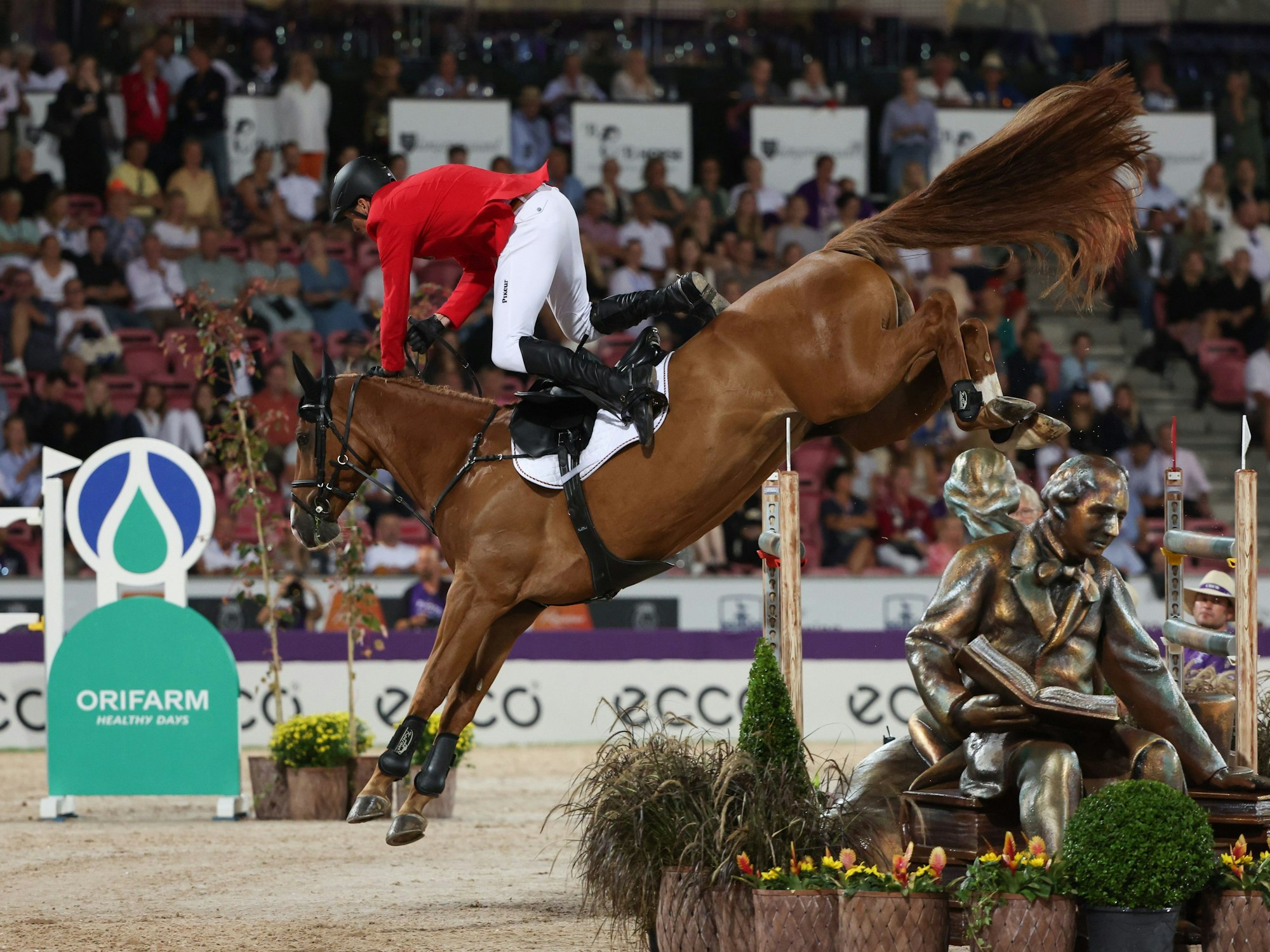 Springreiter Andre Thieme (Deutschland) reitet auf DSP Chakaria über ein Hindernis und fällt vom Pferd.