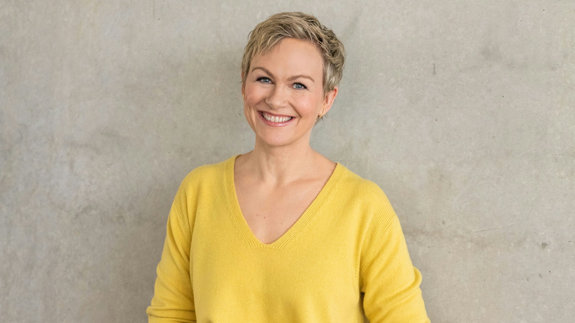 Karen Heinrichs lächelt bei einem Fototermin für das SAT.1-„Frühstücksfernsehen“.