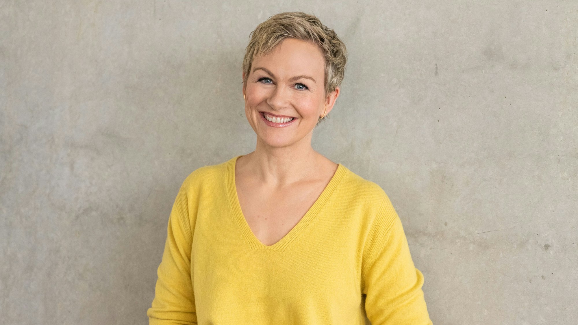 Karen Heinrichs lächelt bei einem Fototermin für das SAT.1-„Frühstücksfernsehen“.
