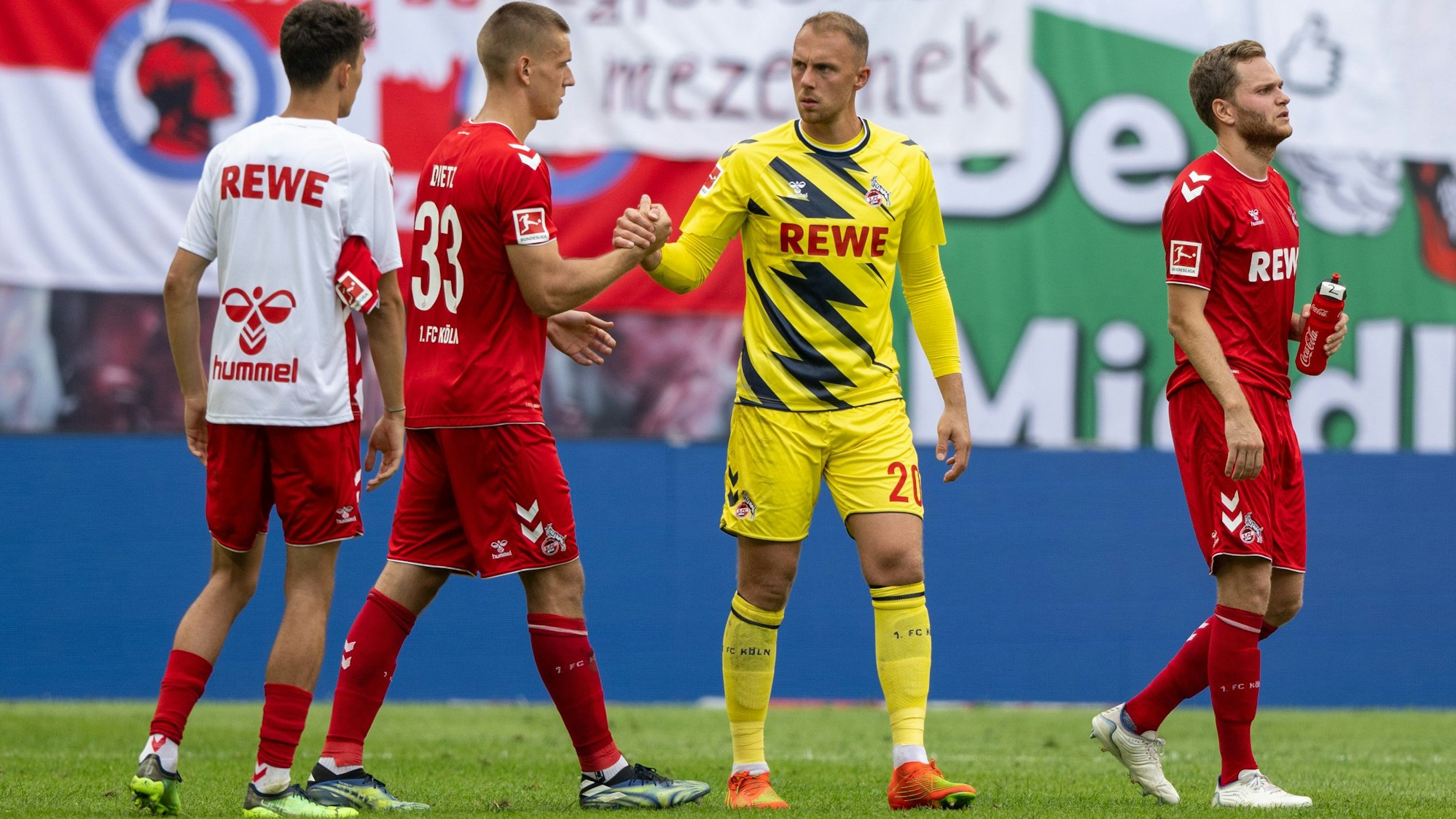 Marvin Schwäbe (2.v.r.) leitete mit einer Parade (am 13. August 2022) das 1:1-Tor von Florian Dietz (2.v.l.) ein.