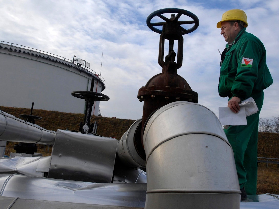 Nach ungarischen Angaben hat der russische Konzern Gazprom am Freitag (12. August 2022) damit begonnen, mehr Gas als vertraglich vereinbart an das EU-Mitgliedsland zu liefern. Das Symbolfoto aus dem Jahr 2007 zeigt einen Mitarbeiter in einer Raffinerie in Szazhalombata, südlich von Budapest.