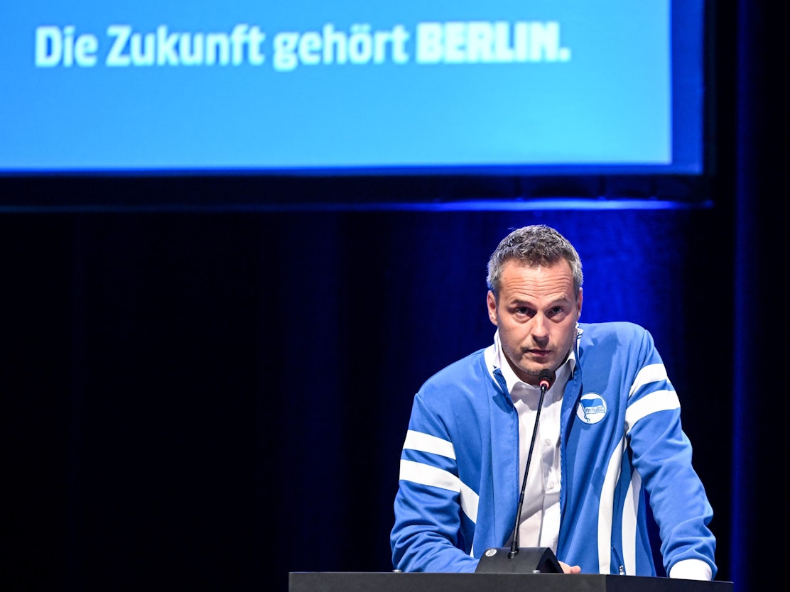 Der neugewählte Präsident des Sportclubs Hertha BSC, Kay Bernstein, steht bei der außerordentlichen Mitgliederversammlung des Fußballvereins Hertha BSC vor den Mitgliedern.