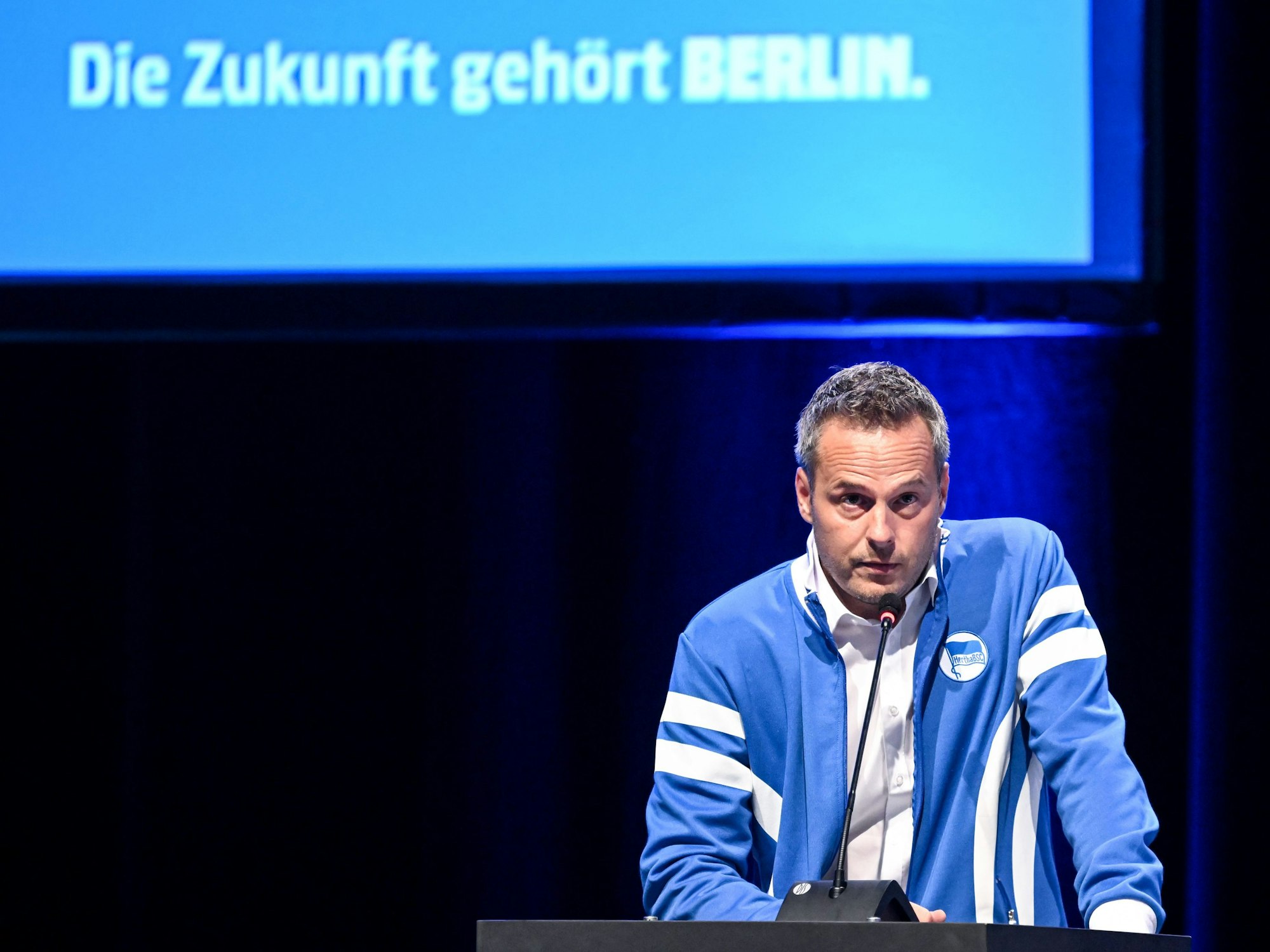 Der neugewählte Präsident des Sportclubs Hertha BSC, Kay Bernstein, steht bei der außerordentlichen Mitgliederversammlung des Fußballvereins Hertha BSC vor den Mitgliedern.