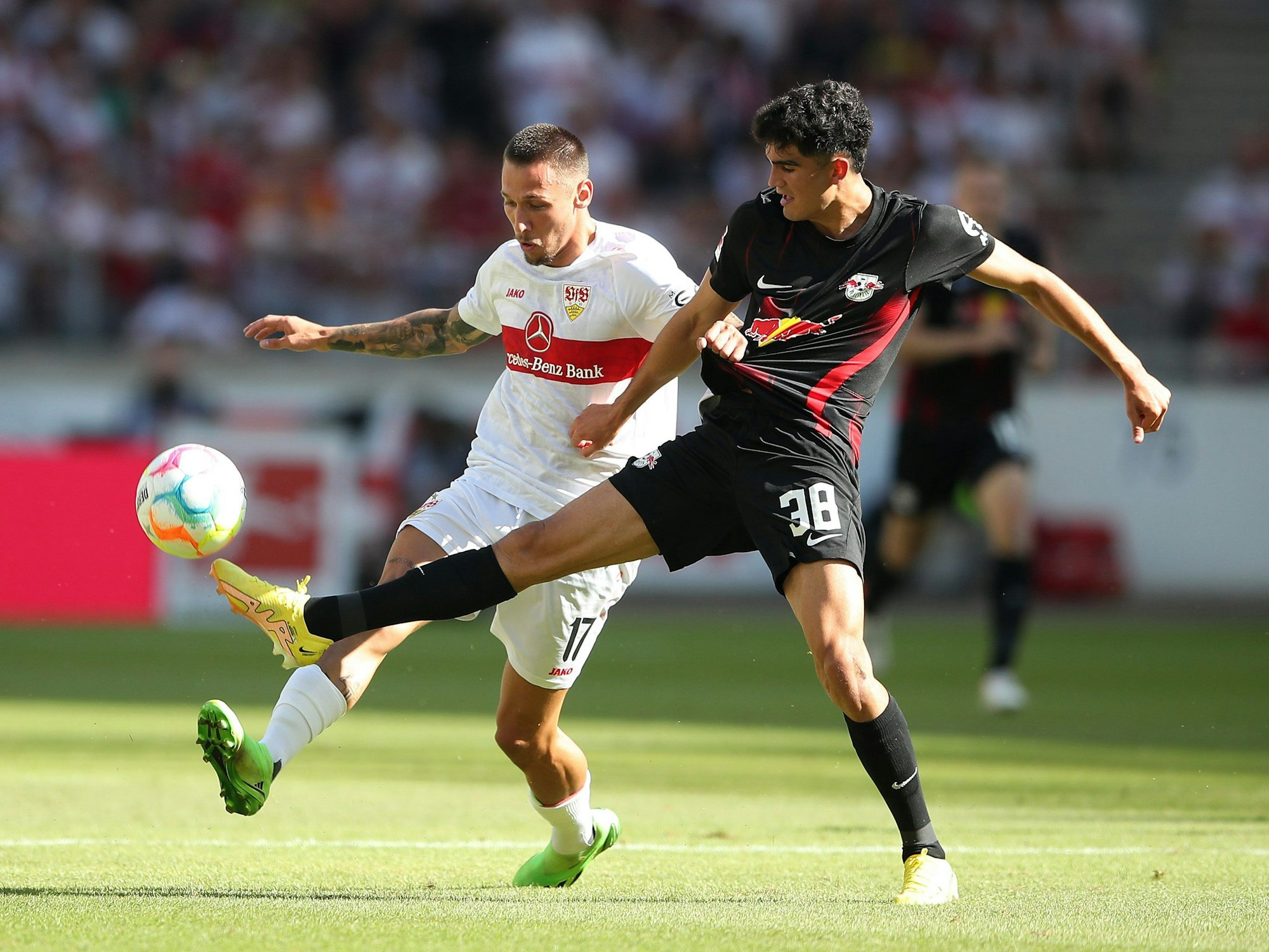 Hugo Novoa wird von Darko Churlinov (VfB Stuttgart) attackiert.