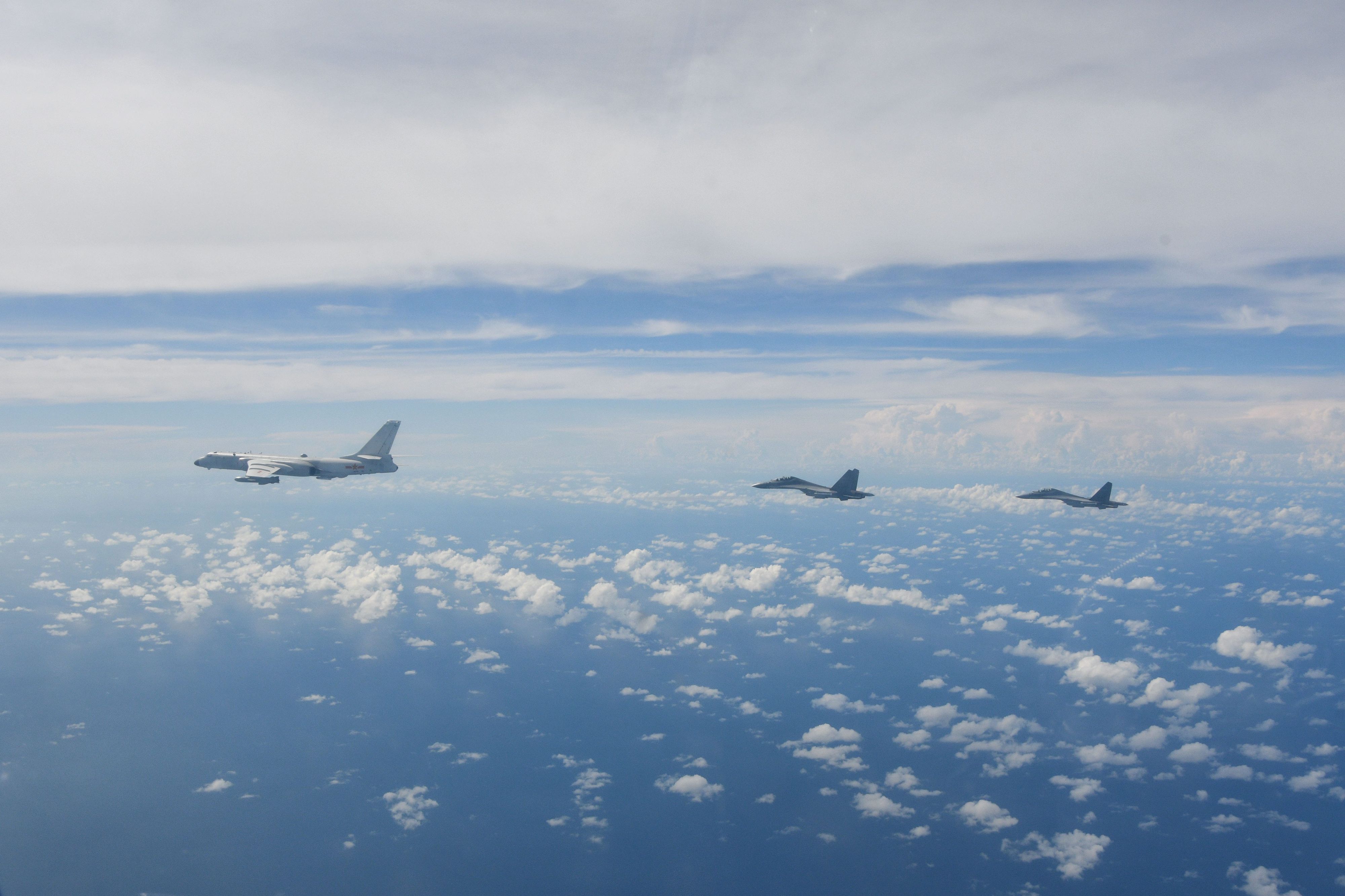 Kampfflugzeuge des östlichen Theaterkommandos der chinesischen Volksbefreiungsarmee (PLA) führen während gemeinsamer Kampfübungen um die Insel Taiwan am 7. August Operationen durch. Die USA wollen mit Schiffen und Flugzeugen die Taiwanstraße durchqueren, trotz aller Spannungen.