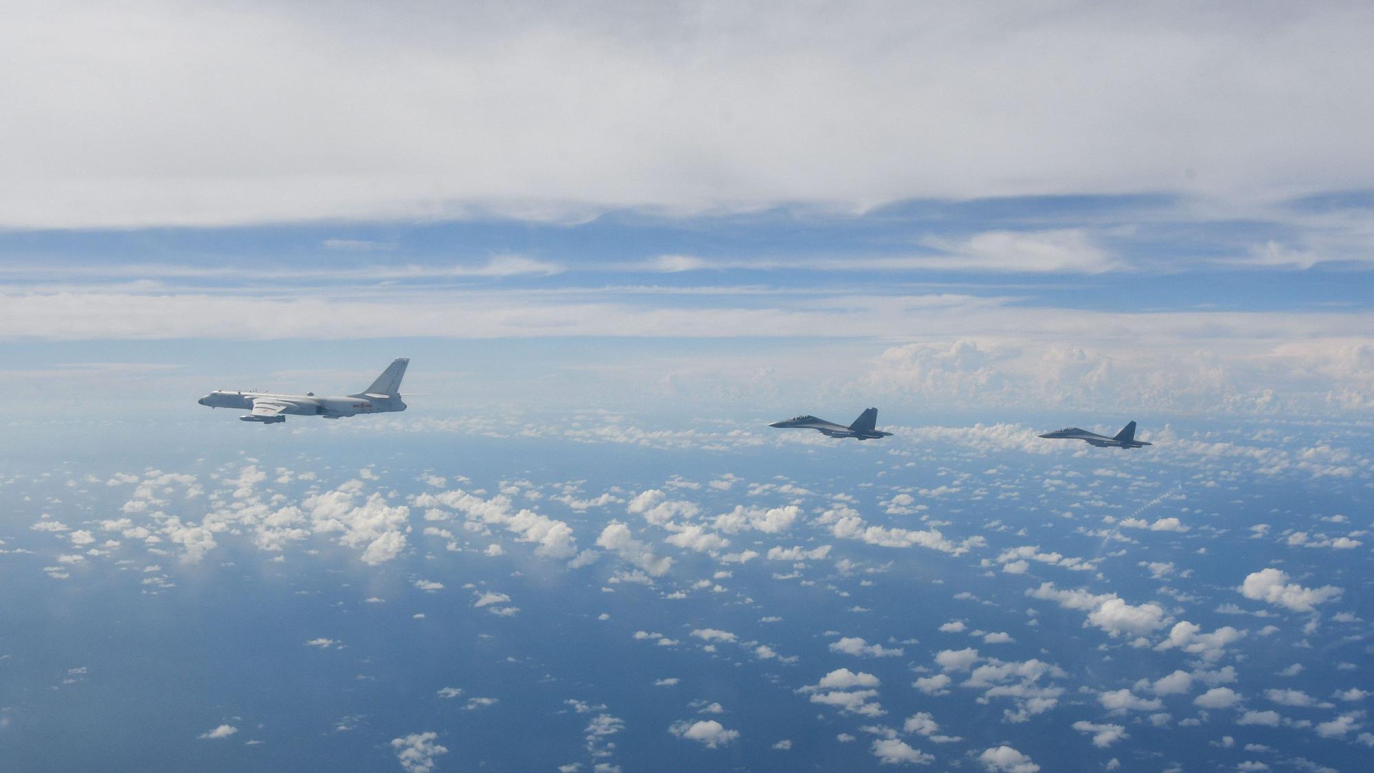 Kampfflugzeuge des östlichen Theaterkommandos der chinesischen Volksbefreiungsarmee (PLA) führen während gemeinsamer Kampfübungen um die Insel Taiwan am 7. August Operationen durch. Die USA wollen mit Schiffen und Flugzeugen die Taiwanstraße durchqueren, trotz aller Spannungen.