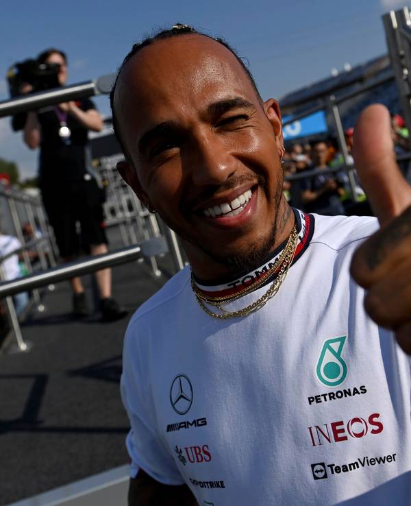 Mercedes-Pilot Lewis zeigt Daumen hoch auf dem Hungaroring.
