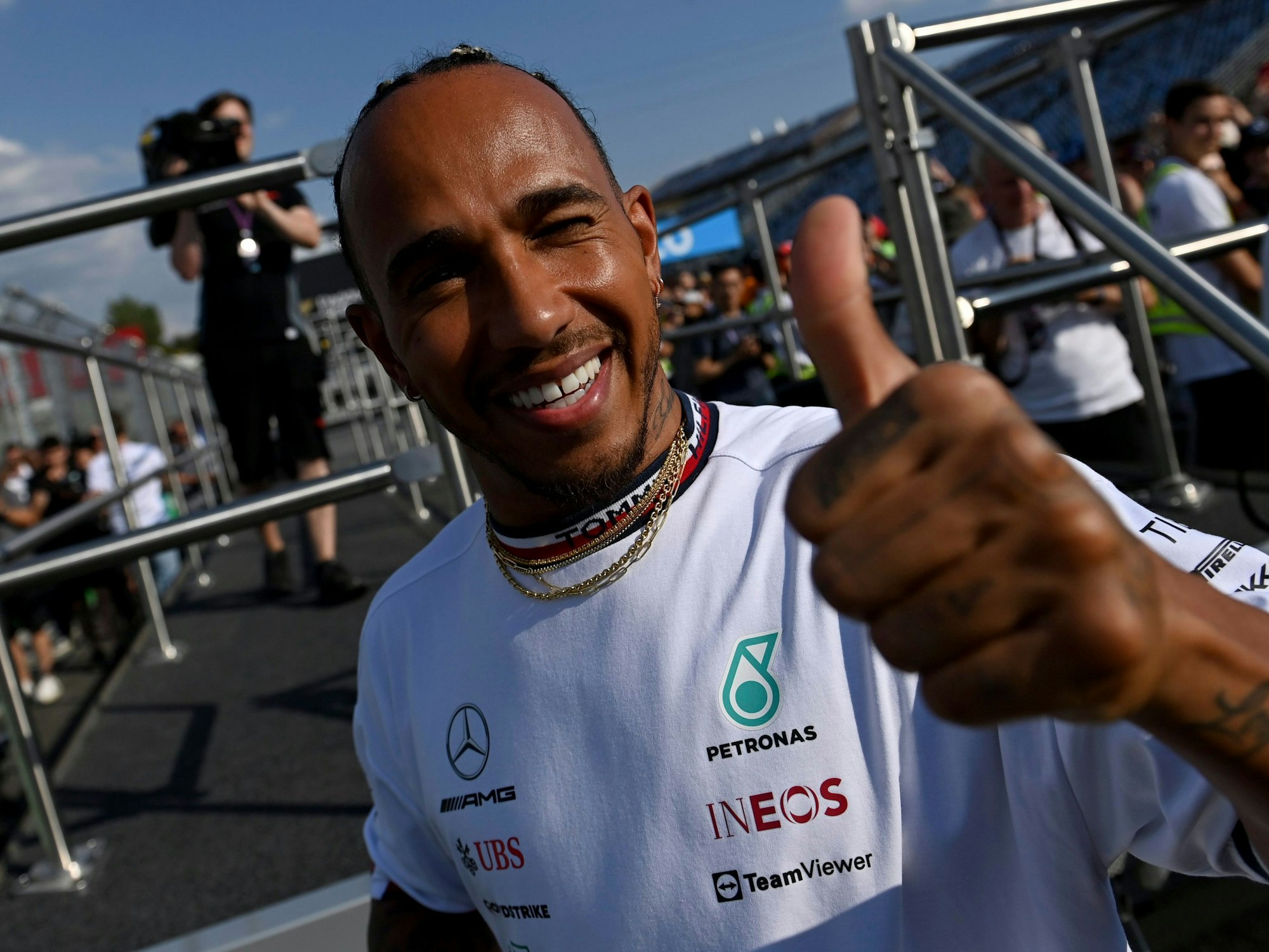 Mercedes-Pilot Lewis zeigt Daumen hoch auf dem Hungaroring.