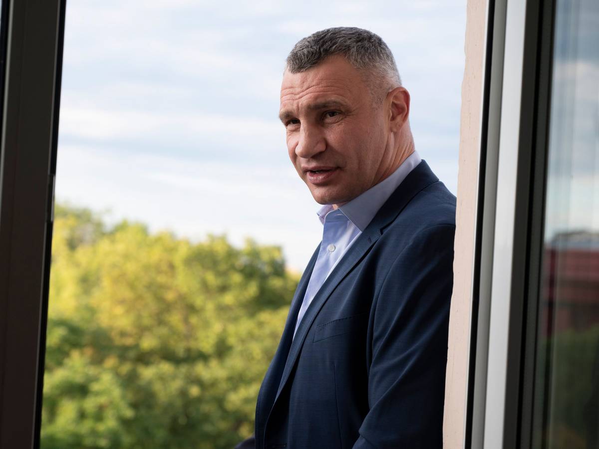 25.07.2022, Ukraine, Kiew: Vitali Klitschko, Bürgermeister von Kiew und ehemaliger Boxprofi, steht auf einem Balkon der Residenz der deutschen Botschafterin in der Ukraine.