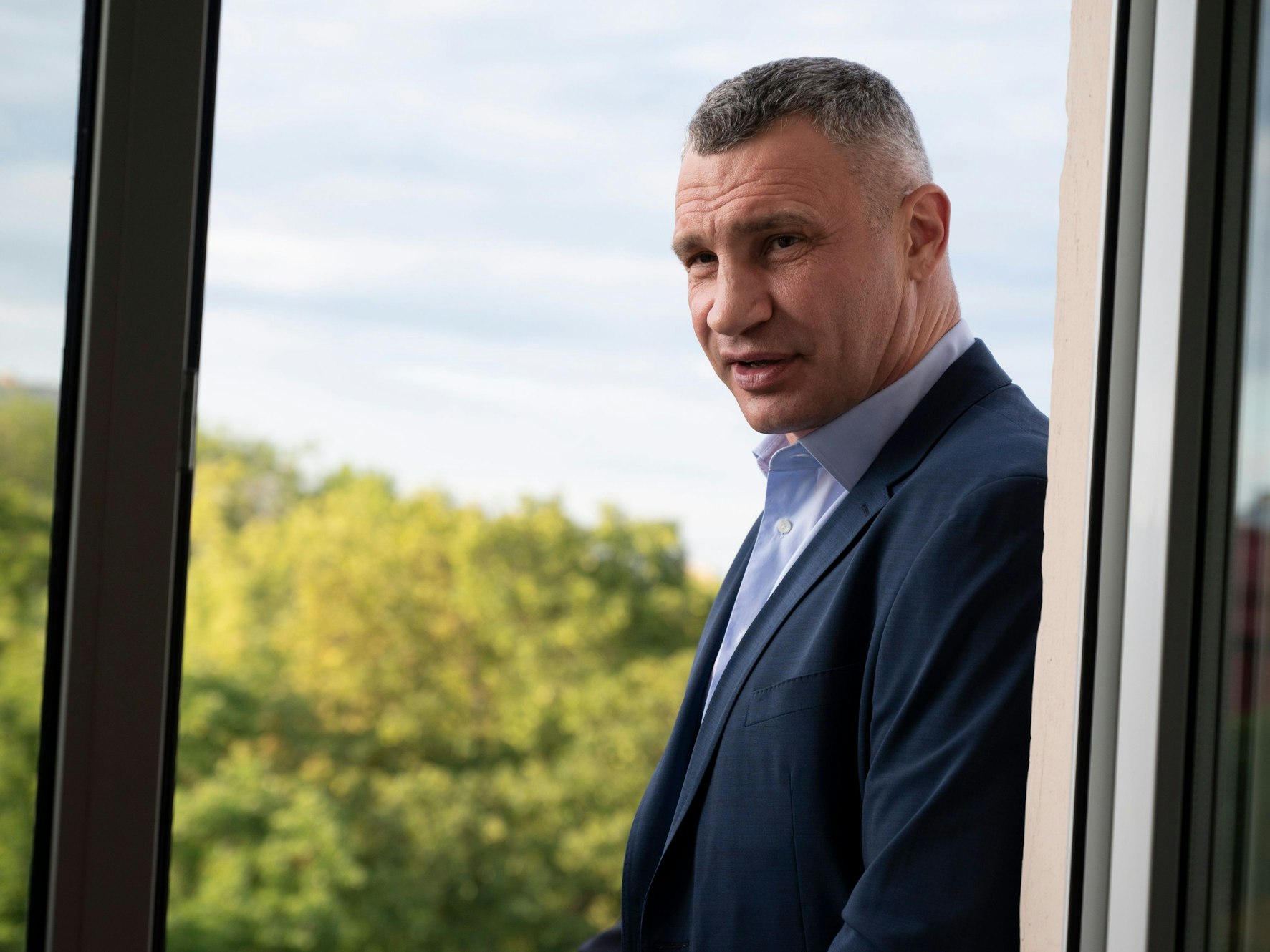 25.07.2022, Ukraine, Kiew: Vitali Klitschko, Bürgermeister von Kiew und ehemaliger Boxprofi, steht auf einem Balkon der Residenz der deutschen Botschafterin in der Ukraine.
