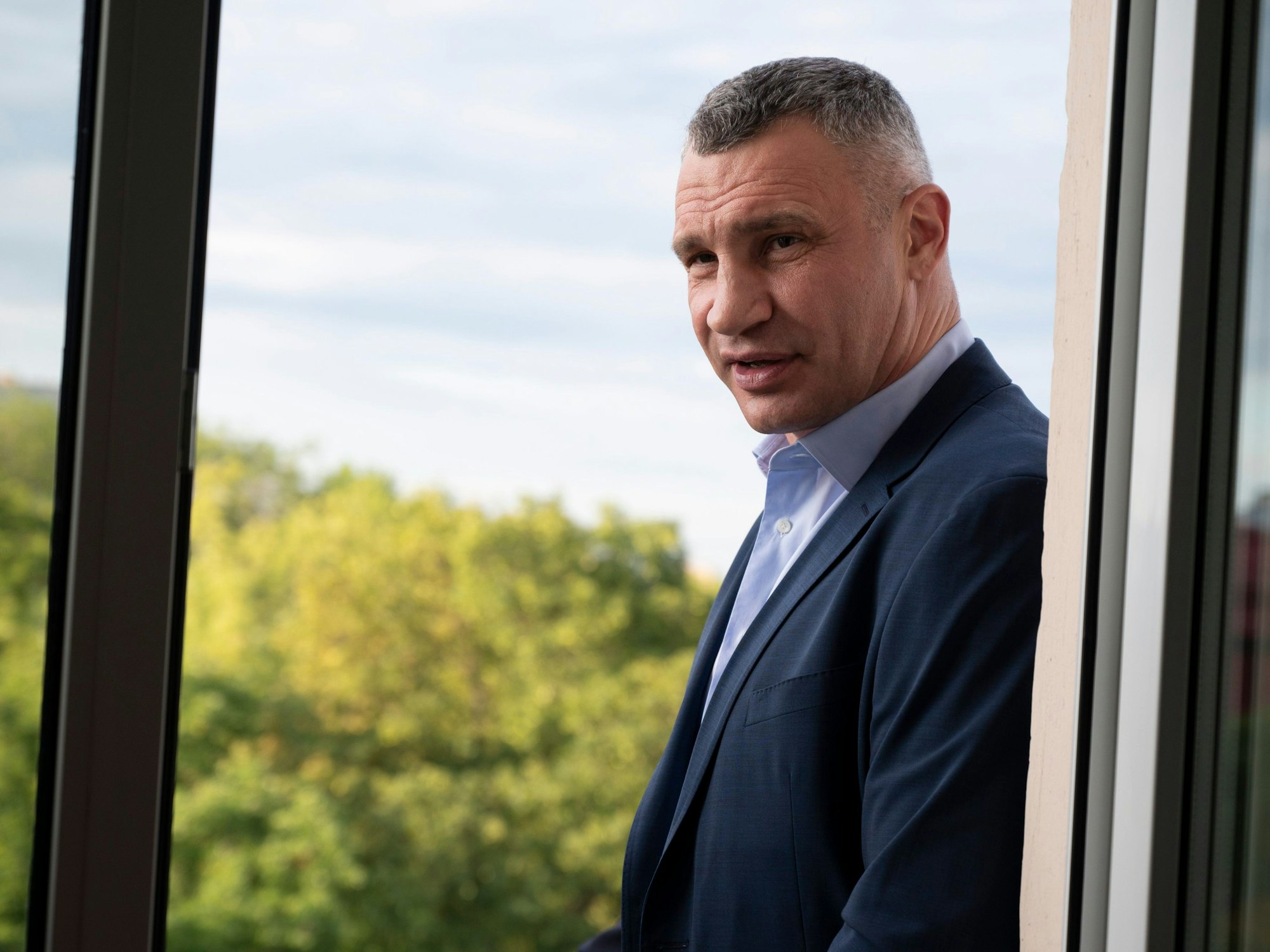 25.07.2022, Ukraine, Kiew: Vitali Klitschko, Bürgermeister von Kiew und ehemaliger Boxprofi, steht auf einem Balkon der Residenz der deutschen Botschafterin in der Ukraine.