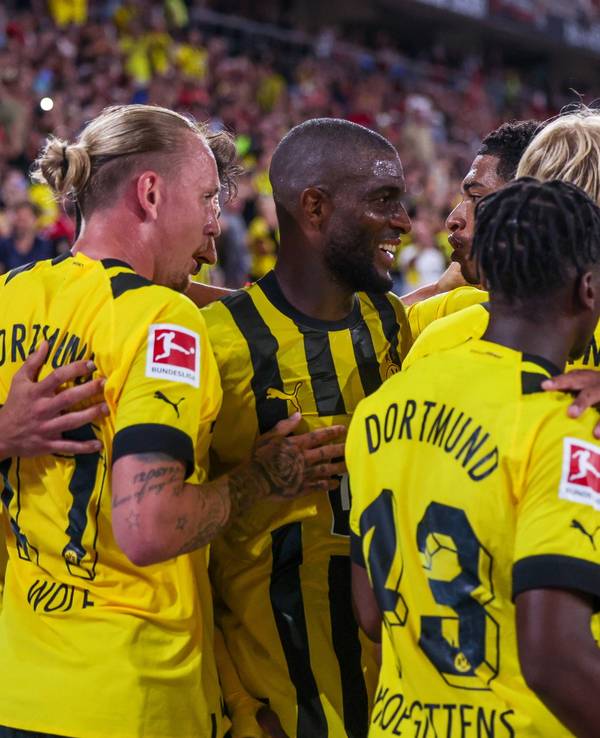 Marius Wolf freut sich am 12. August 2022 mit seinen Kollegen Anthony Modeste, Jude Bellingham, Julian Brandt und Jamie Bynoe-Gittens und über sein Tor zum 3:1 beim SC Freiburg.