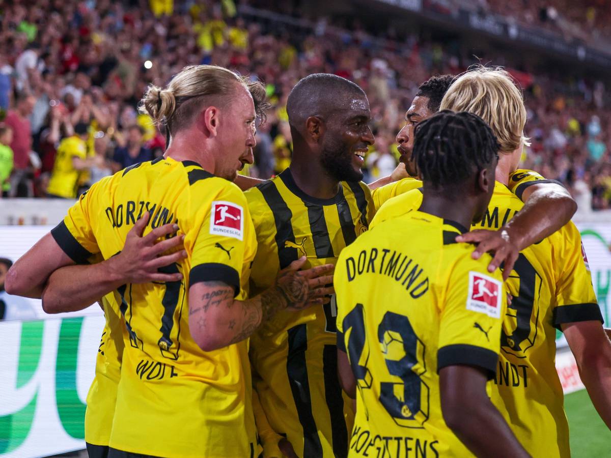 Marius Wolf freut sich am 12. August 2022 mit seinen Kollegen Anthony Modeste, Jude Bellingham, Julian Brandt und Jamie Bynoe-Gittens und über sein Tor zum 3:1 beim SC Freiburg.