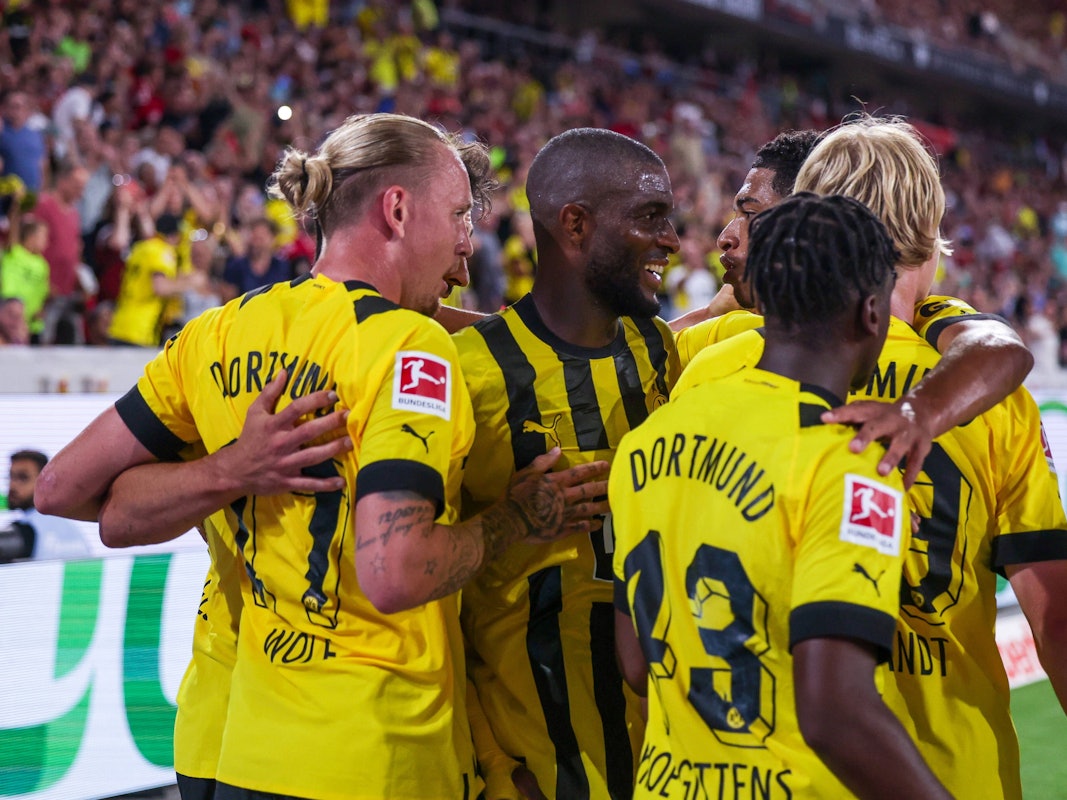 Marius Wolf freut sich am 12. August 2022 mit seinen Kollegen Anthony Modeste, Jude Bellingham, Julian Brandt und Jamie Bynoe-Gittens und über sein Tor zum 3:1 beim SC Freiburg.