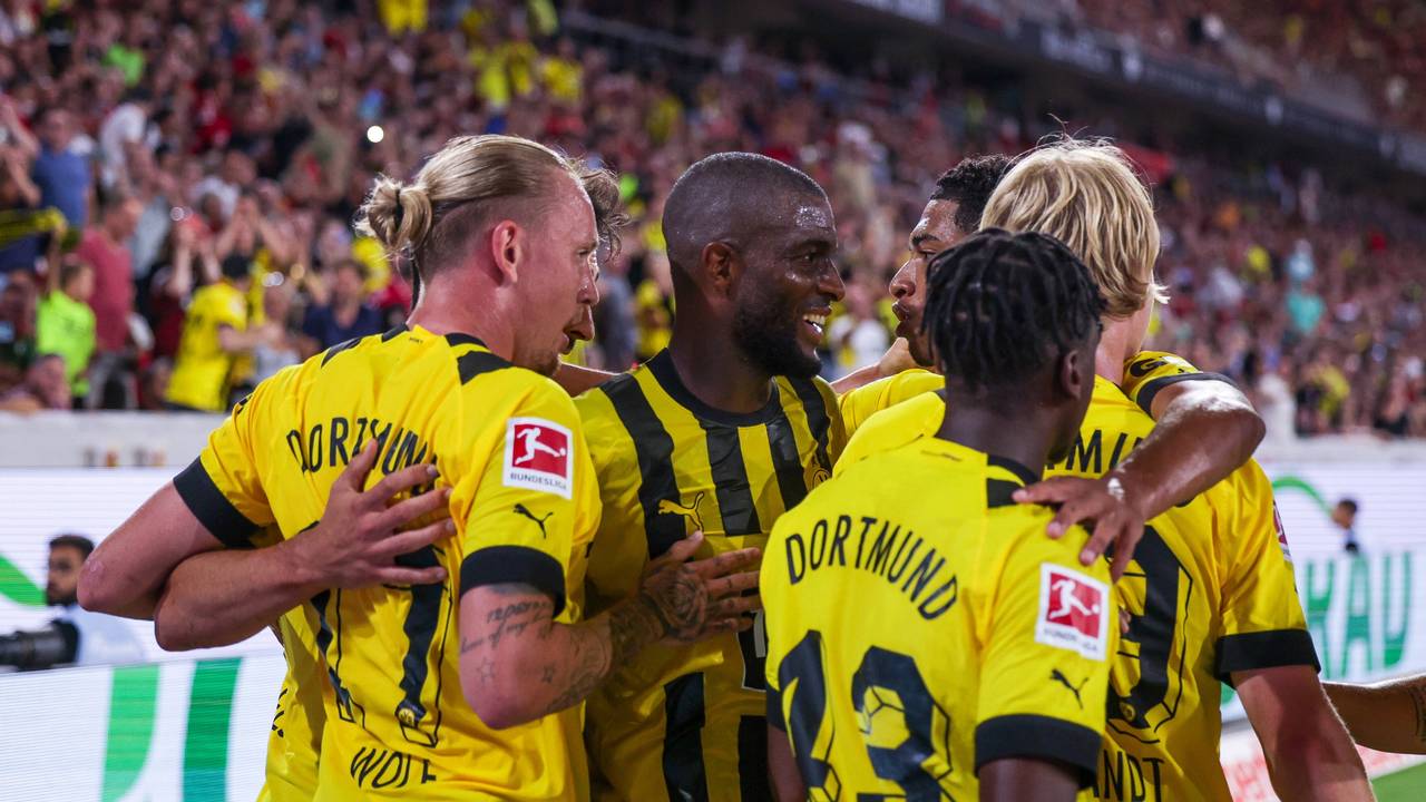 Marius Wolf freut sich am 12. August 2022 mit seinen Kollegen Anthony Modeste, Jude Bellingham, Julian Brandt und Jamie Bynoe-Gittens und über sein Tor zum 3:1 beim SC Freiburg.