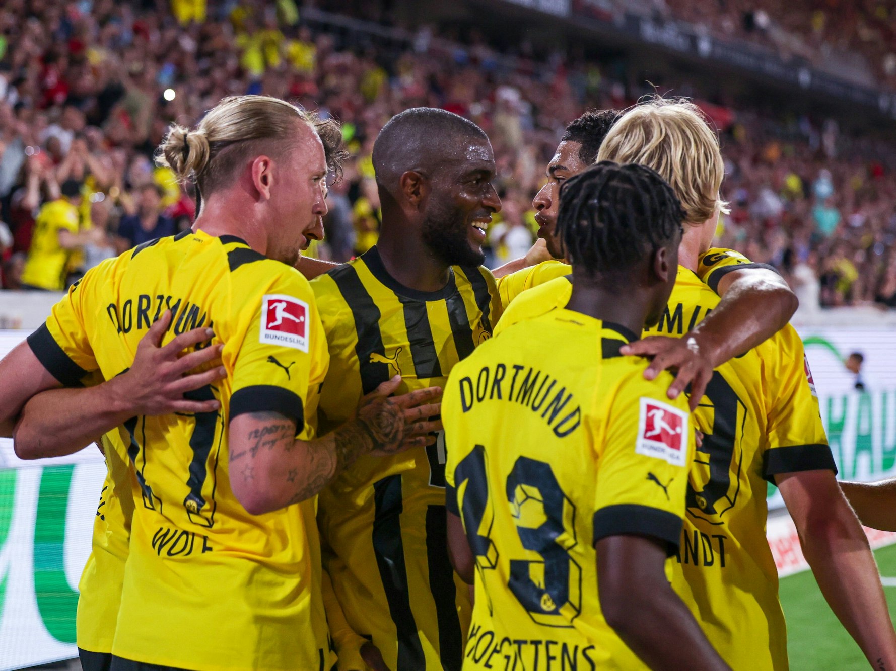 Marius Wolf freut sich am 12. August 2022 mit seinen Kollegen Anthony Modeste, Jude Bellingham, Julian Brandt und Jamie Bynoe-Gittens und über sein Tor zum 3:1 beim SC Freiburg.