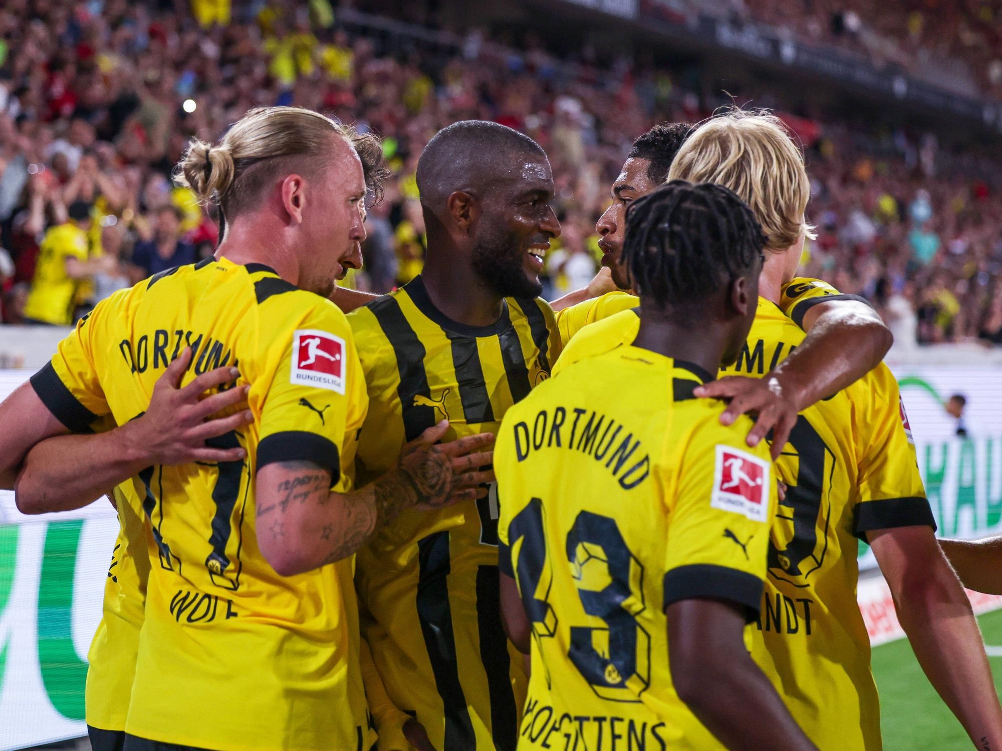 Marius Wolf freut sich am 12. August 2022 mit seinen Kollegen Anthony Modeste, Jude Bellingham, Julian Brandt und Jamie Bynoe-Gittens und über sein Tor zum 3:1 beim SC Freiburg.