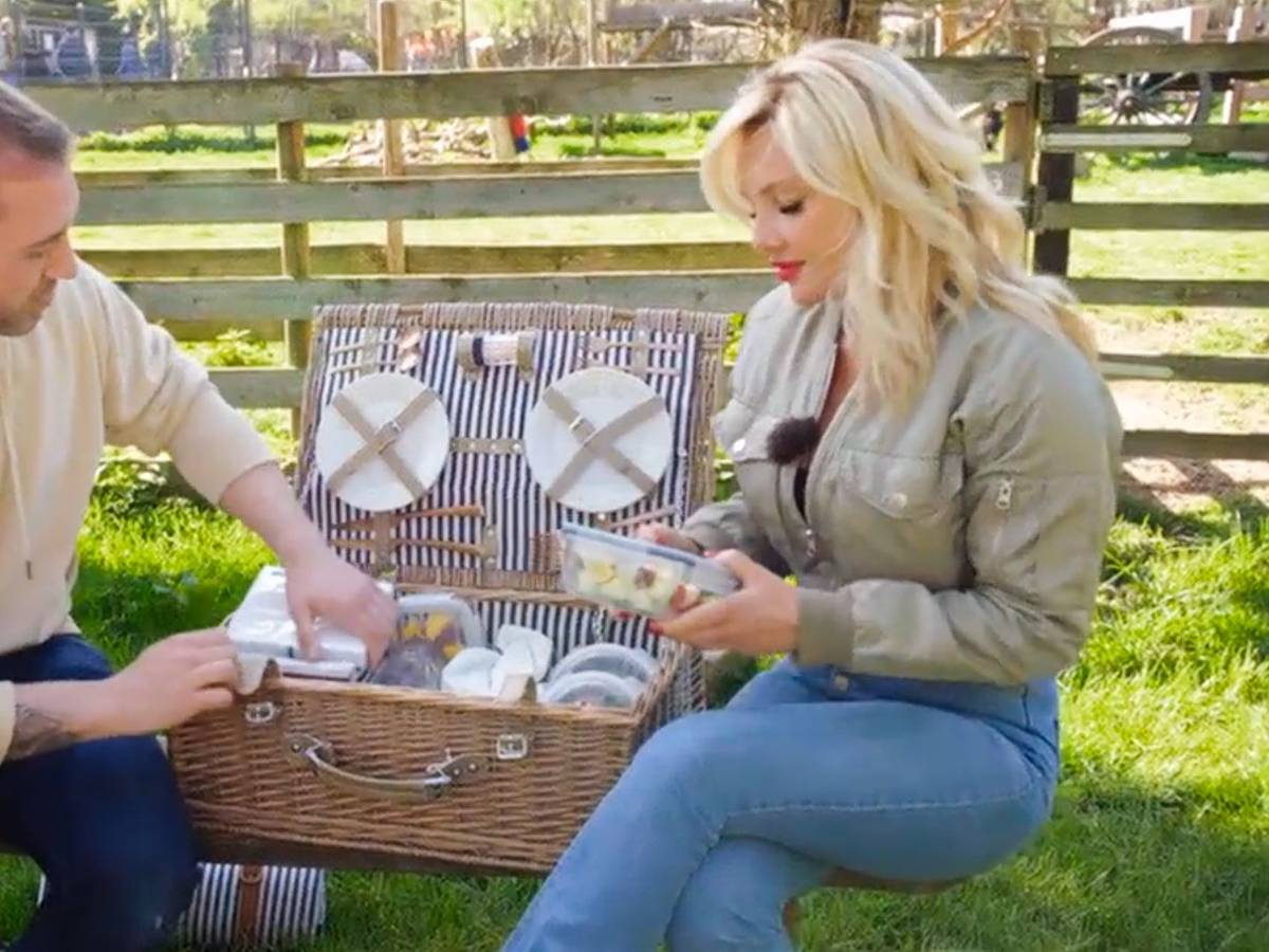 Evelyn Burdecki mit André beim Picknick.