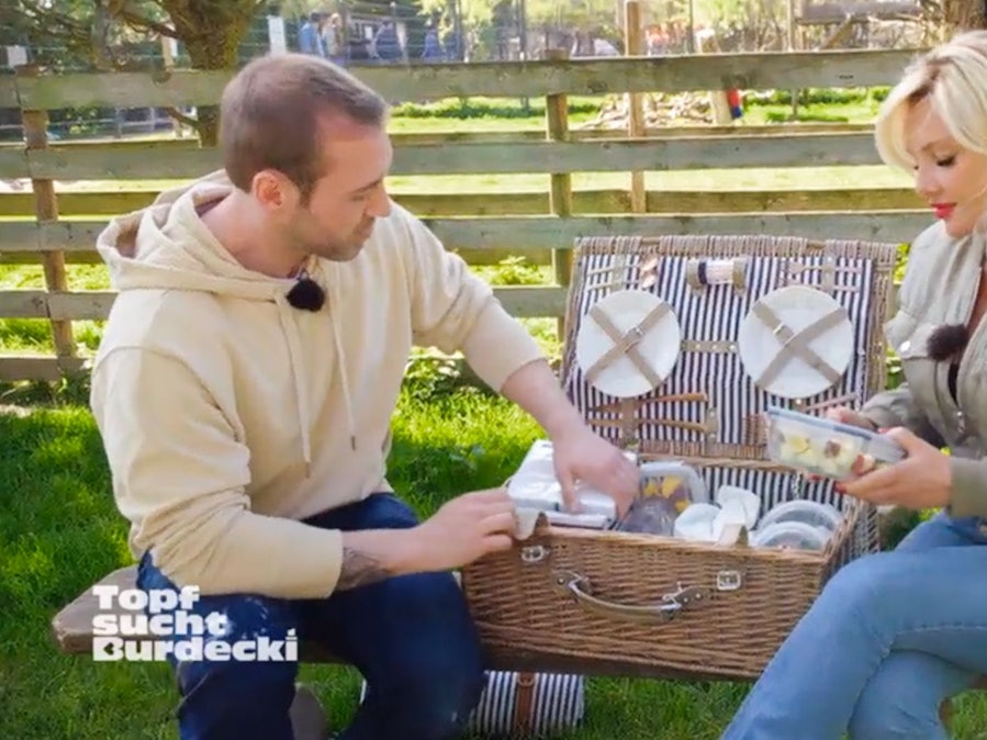Evelyn Burdecki mit André beim Picknick.