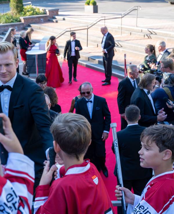Kölner Haie: Gala zum 50. Geburtstag in der Flora. Die Spieler auf dem Roten Teppich.