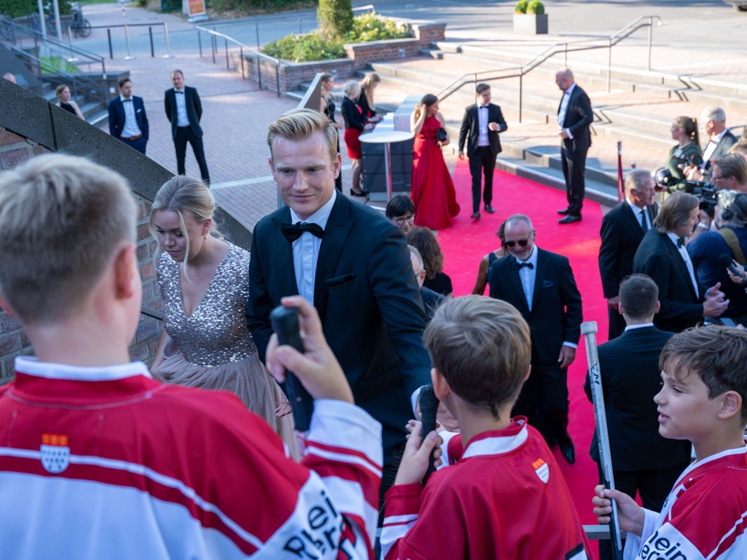 Kölner Haie: Gala zum 50. Geburtstag in der Flora. Die Spieler auf dem Roten Teppich.