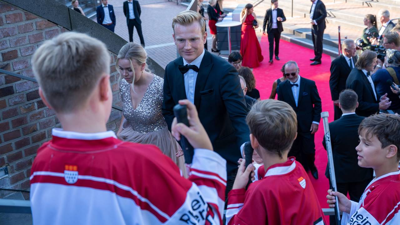 Kölner Haie: Gala zum 50. Geburtstag in der Flora. Die Spieler auf dem Roten Teppich.