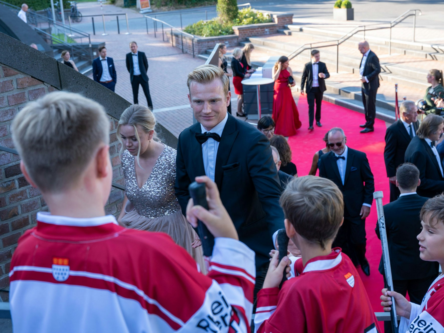 Kölner Haie: Gala zum 50. Geburtstag in der Flora. Die Spieler auf dem Roten Teppich.