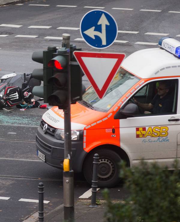 Ein Roller liegt am 21. Oktober 2016 nach einem Unfall auf einer Kreuzung in Köln Lindenthal (Nordrhein-Westfalen).