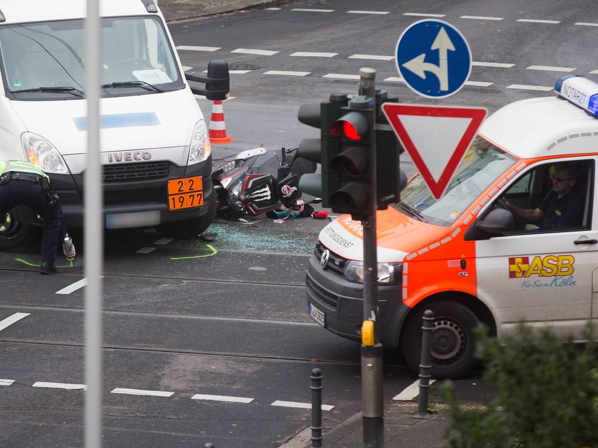 Ein Roller liegt am 21. Oktober 2016 nach einem Unfall auf einer Kreuzung in Köln Lindenthal (Nordrhein-Westfalen).