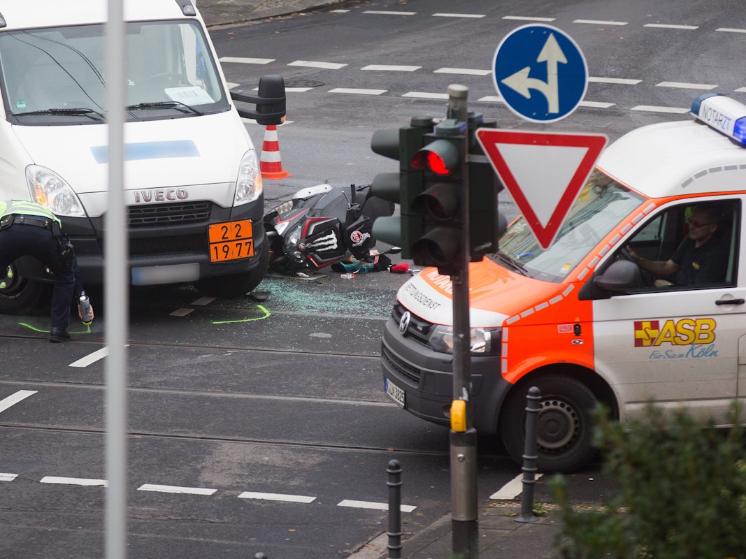 Ein Roller liegt am 21. Oktober 2016 nach einem Unfall auf einer Kreuzung in Köln Lindenthal (Nordrhein-Westfalen).